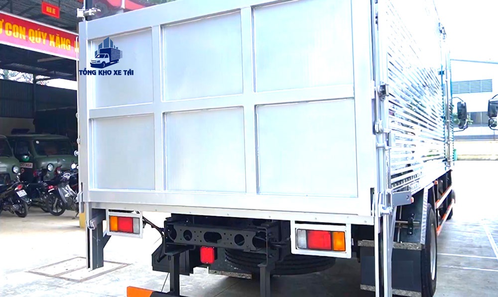 xe tải thùng kín bửng nâng chenglong m3 tải 8 tấn