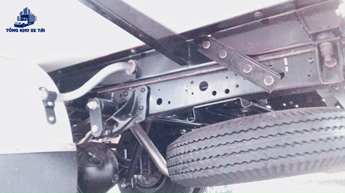 程龙M3冷藏车厢底部