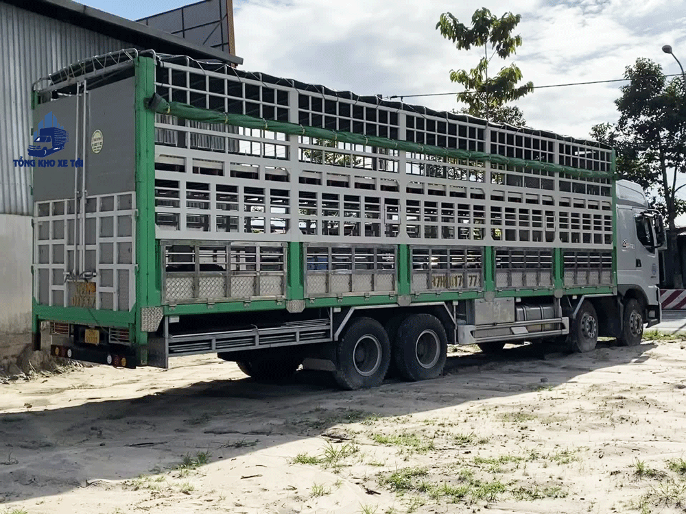 xe chenglong 4 chân chở trâu bò