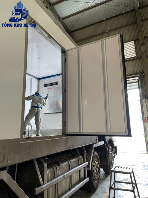 cánh cửa hông thùng đông lạnh xe tải 5 chân chenglong h7