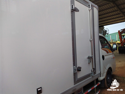 cửa hông thùng xe tải đông lạnh hyundai 1,5 tấn